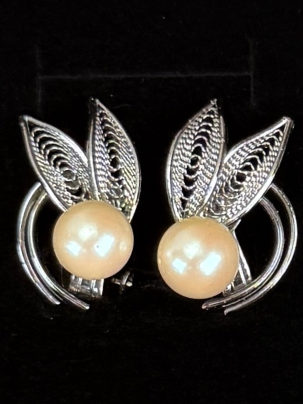 Vintage Silvertone faux pearl clip on earrings
